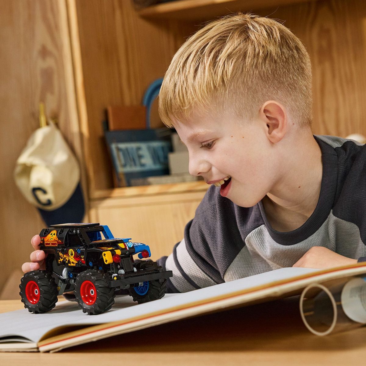 do-choi-lap-rap-monster-jam-grave-digger-lua-va-bang-lego-technic-42219-08