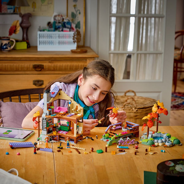 do-choi-lap-rap-nha-go-am-cung-giua-rung-thu-lego-friends-42705-010