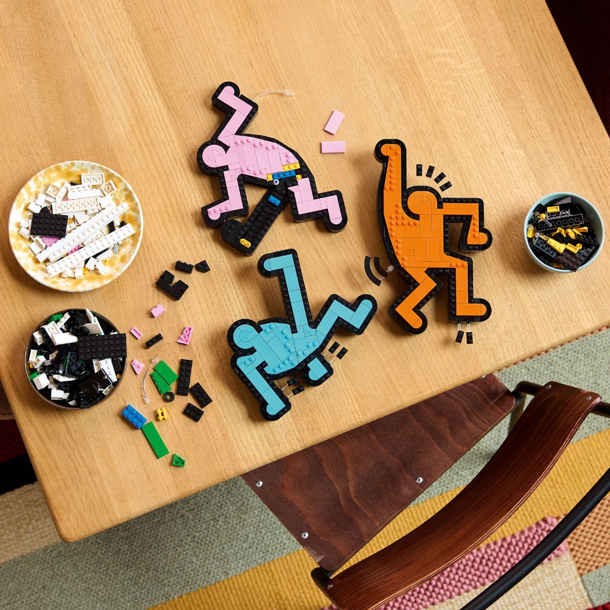 do-choi-lap-rap-nhan-vat-nhay-mua-cua-keith-haring-lego-art-31216-06