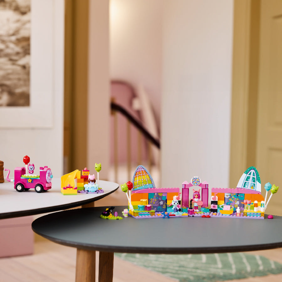do-choi-lap-rap-phong-tiec-sac-mau-cua-gabby-lego-gabby-dollhouse-10797-010