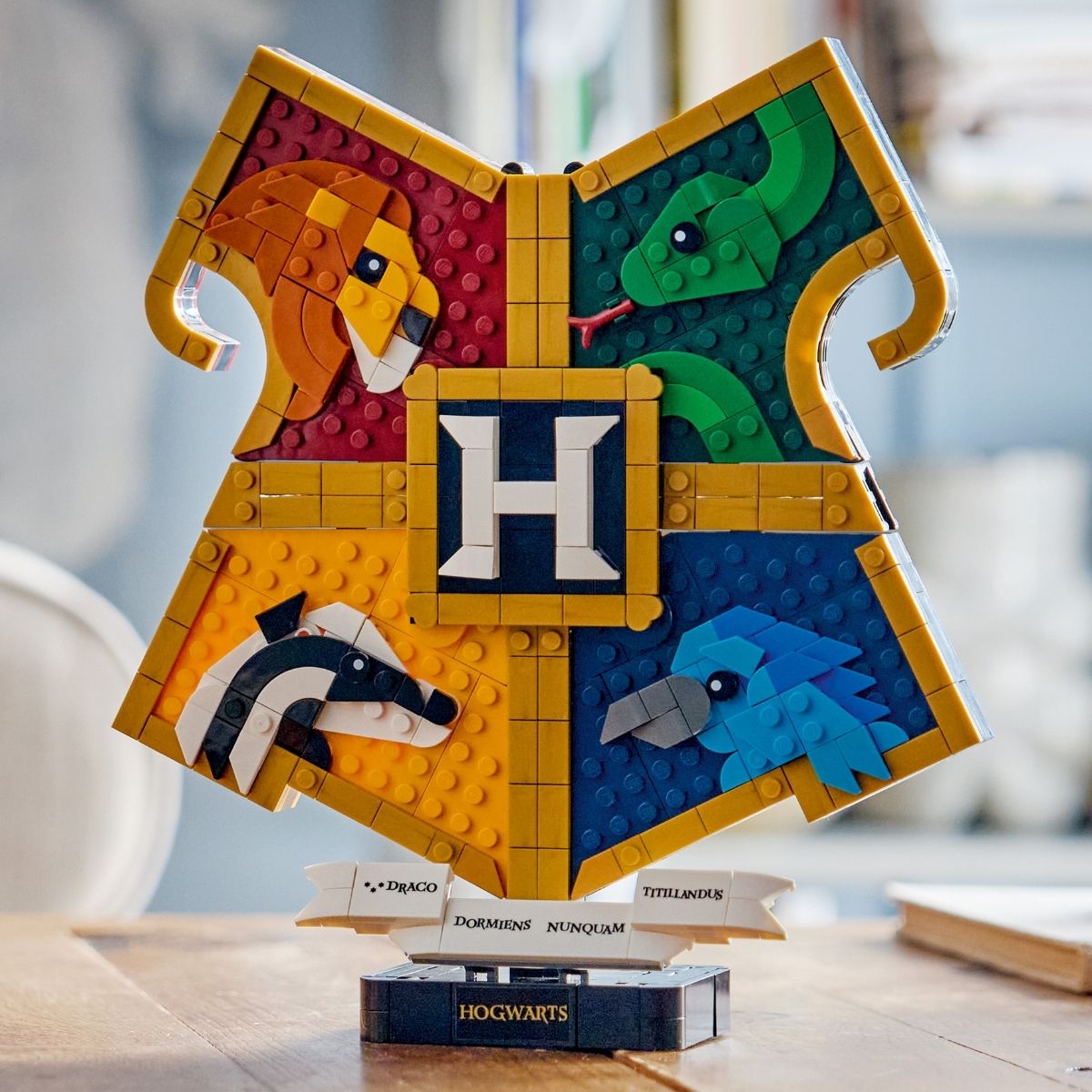 do-choi-lap-rap-phu-hieu-cac-nha-hogwarts-lego-harry-potter-76462-05
