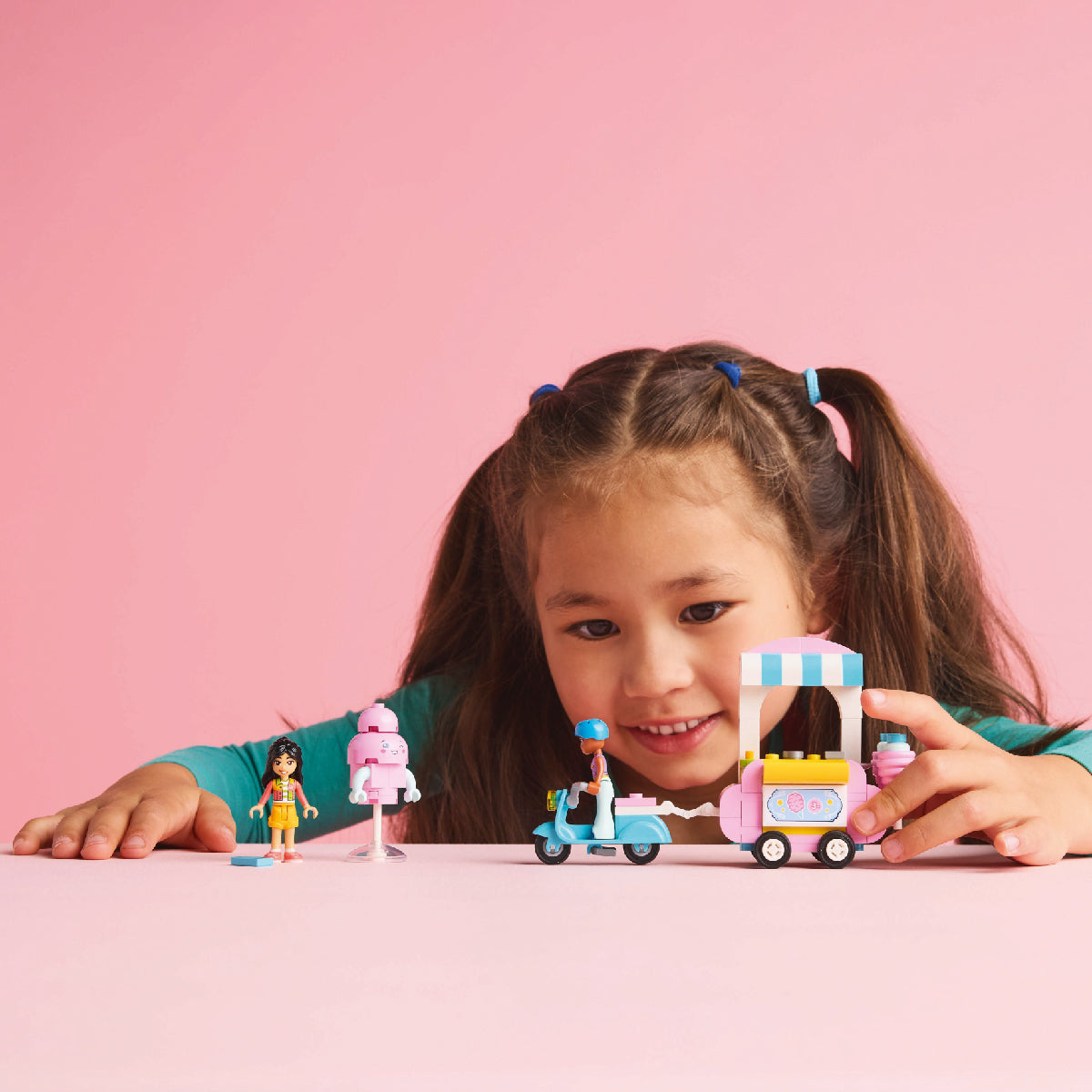 do-choi-lap-rap-quay-keo-bong-gon-di-dong-va-xe-scooter-lego-friends-42643-09