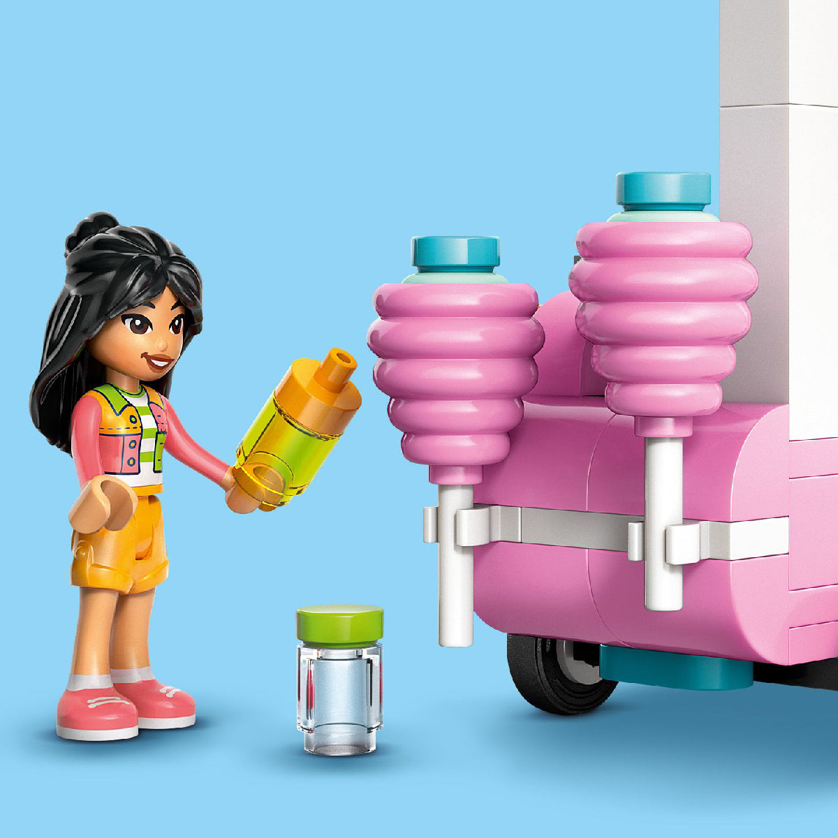 do-choi-lap-rap-quay-keo-bong-gon-di-dong-va-xe-scooter-lego-friends-42643-05
