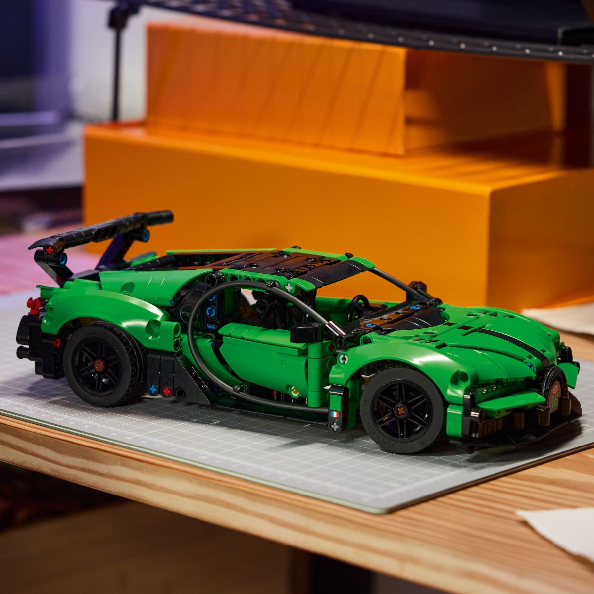LEGO Technic 42241 Green Bugatti Chiron Pur Sport Supercar Building Set (771 Pieces)