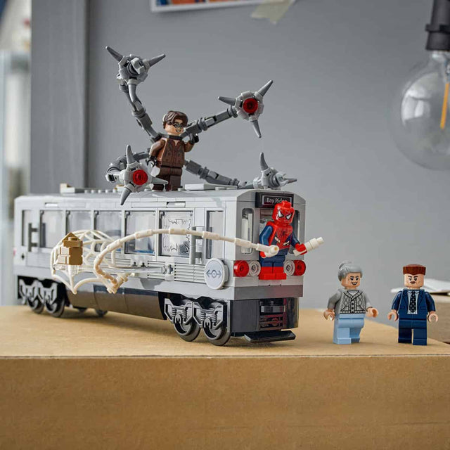 do-choi-lap-rap-spider-man-dau-voi-doc-ock-tai-tau-dien-ngam-lego-superheroes-76321-04