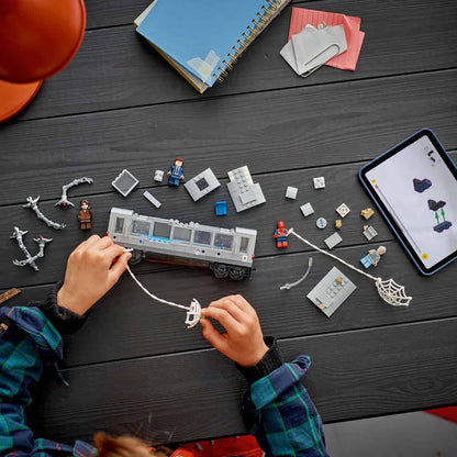 do-choi-lap-rap-spider-man-dau-voi-doc-ock-tai-tau-dien-ngam-lego-superheroes-76321-05