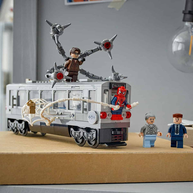 do-choi-lap-rap-spider-man-dau-voi-doc-ock-tai-tau-dien-ngam-lego-superheroes-76321-07