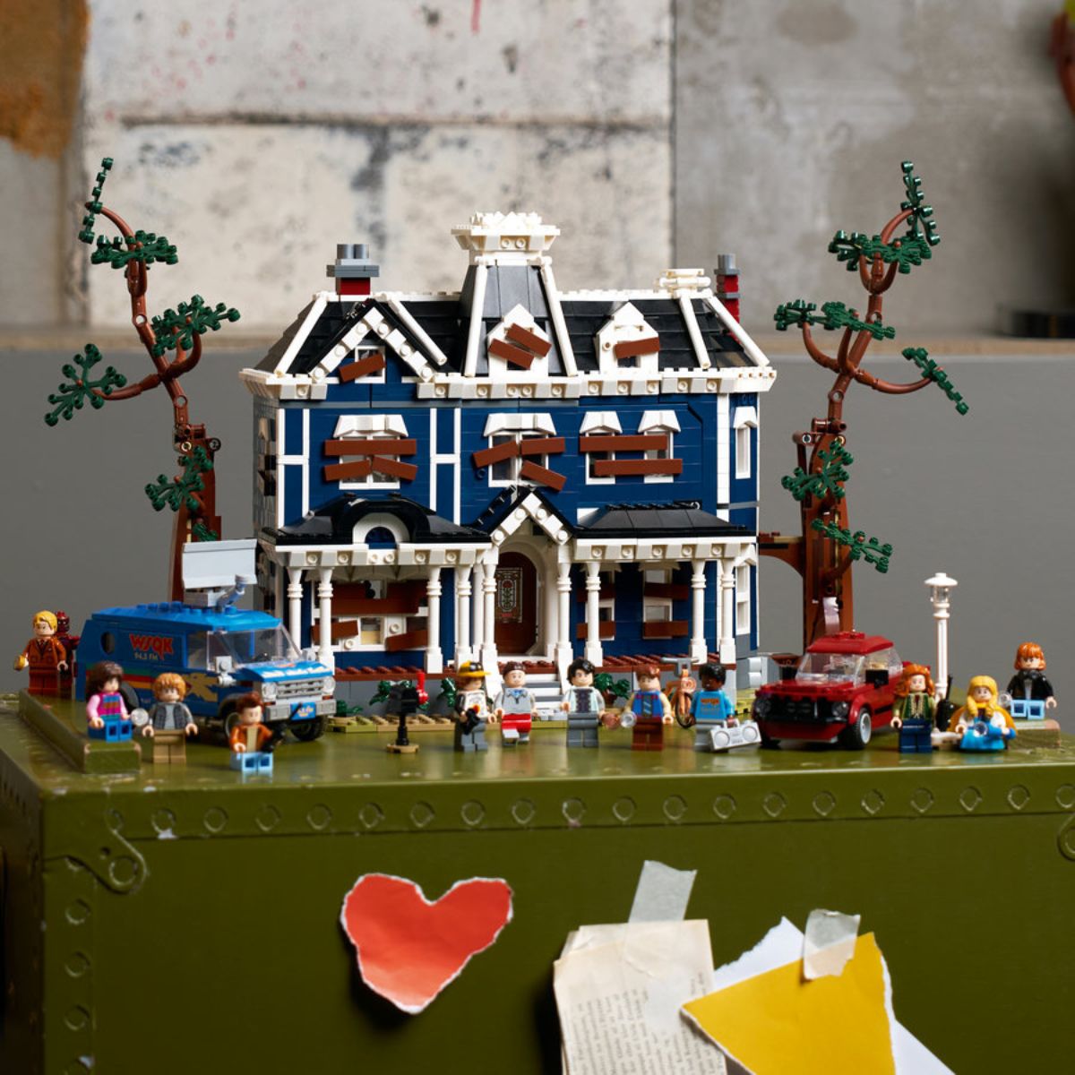 Đồ Chơi Lắp Ráp Stranger Things: Ngôi Nhà Creel LEGO ICONS 11370