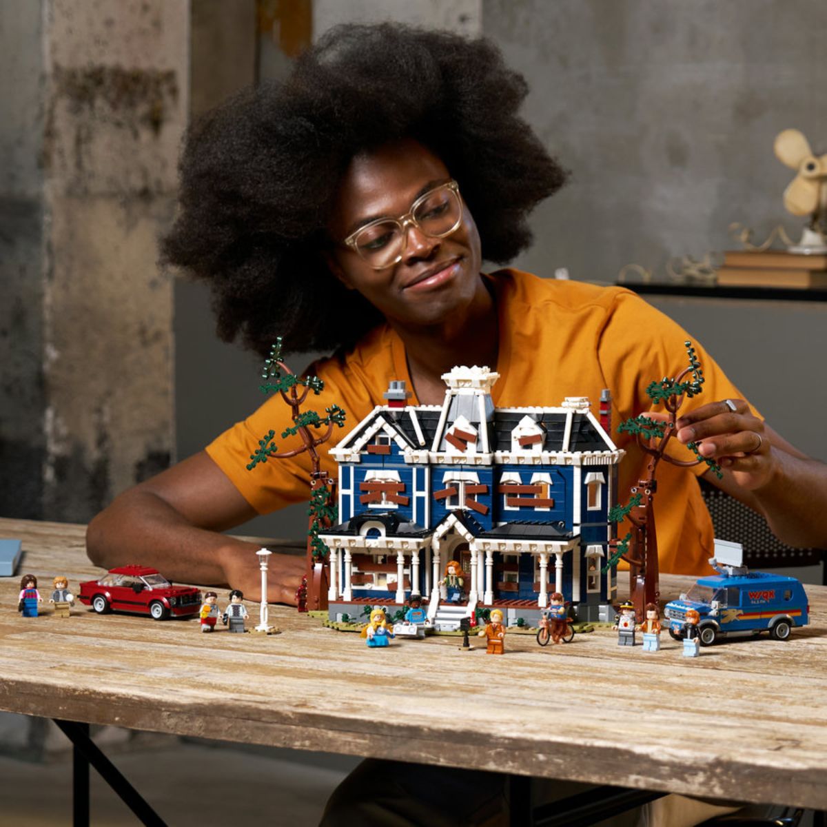 Đồ Chơi Lắp Ráp Stranger Things: Ngôi Nhà Creel LEGO ICONS 11370
