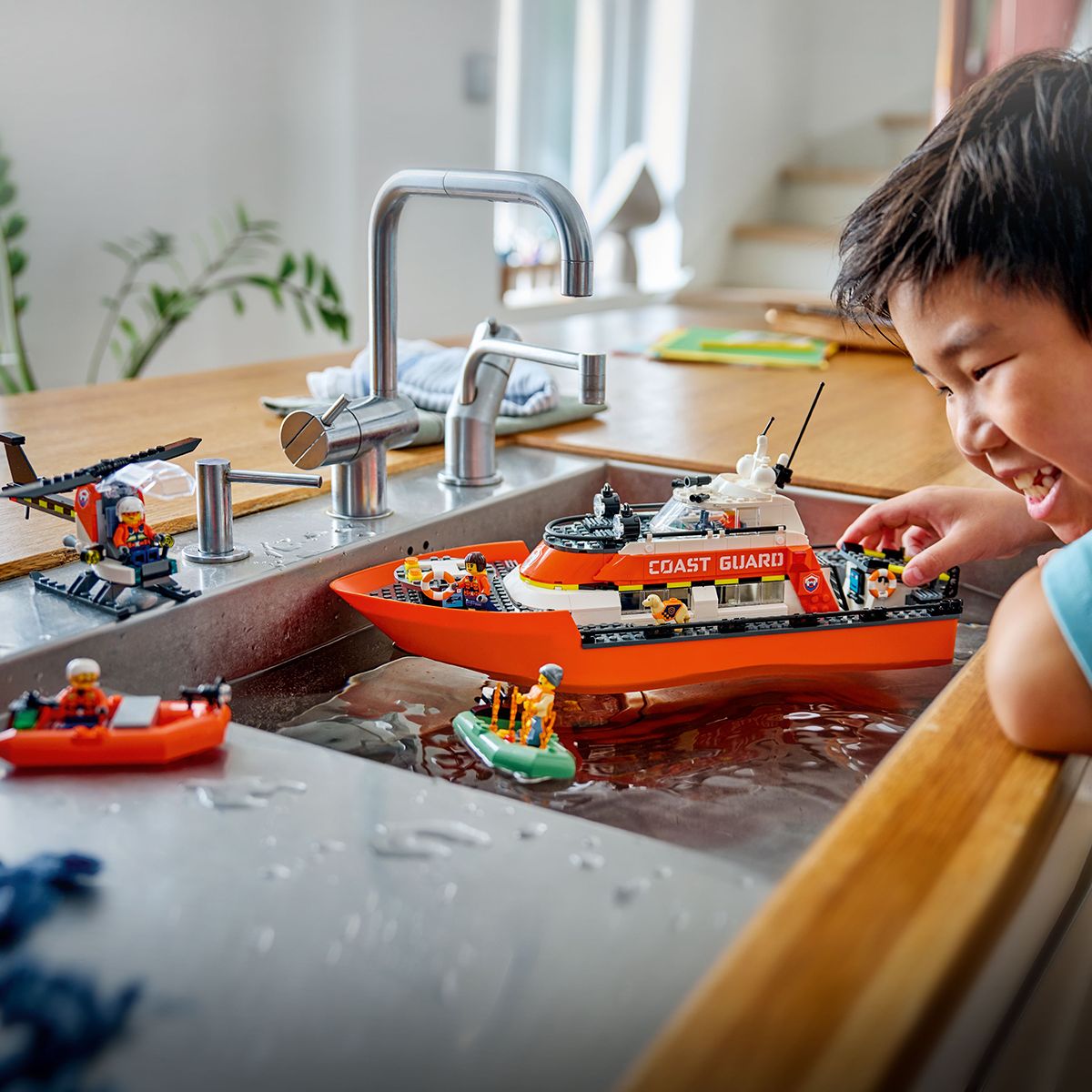 do-choi-lap-rap-tau-cuu-ho-va-truc-thang-bao-ve-bo-bien-lego-city-60504-012