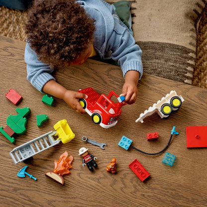 do-choi-lap-rap-xe-cuu-hoa-kem-voi-phun-nuoc-va-linh-cuu-hoa-lego-duplo-10473-010