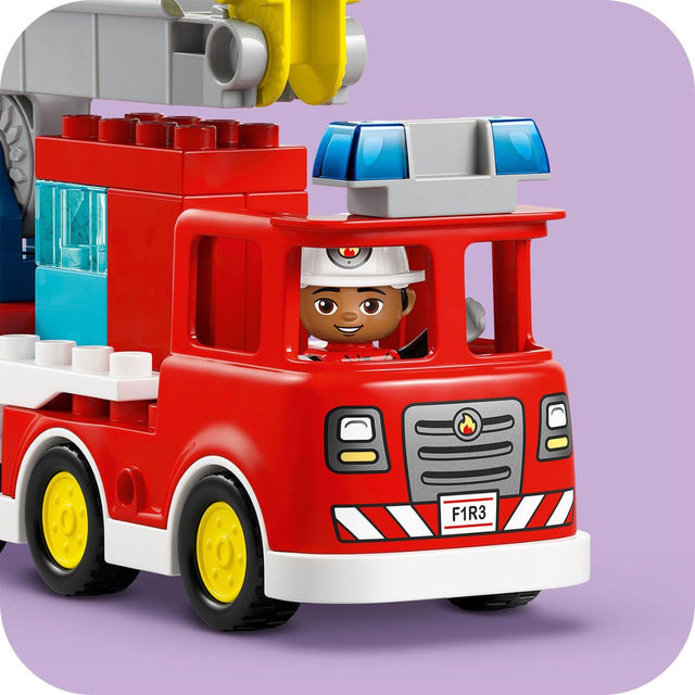 do-choi-lap-rap-xe-cuu-hoa-kem-voi-phun-nuoc-va-linh-cuu-hoa-lego-duplo-10473-08