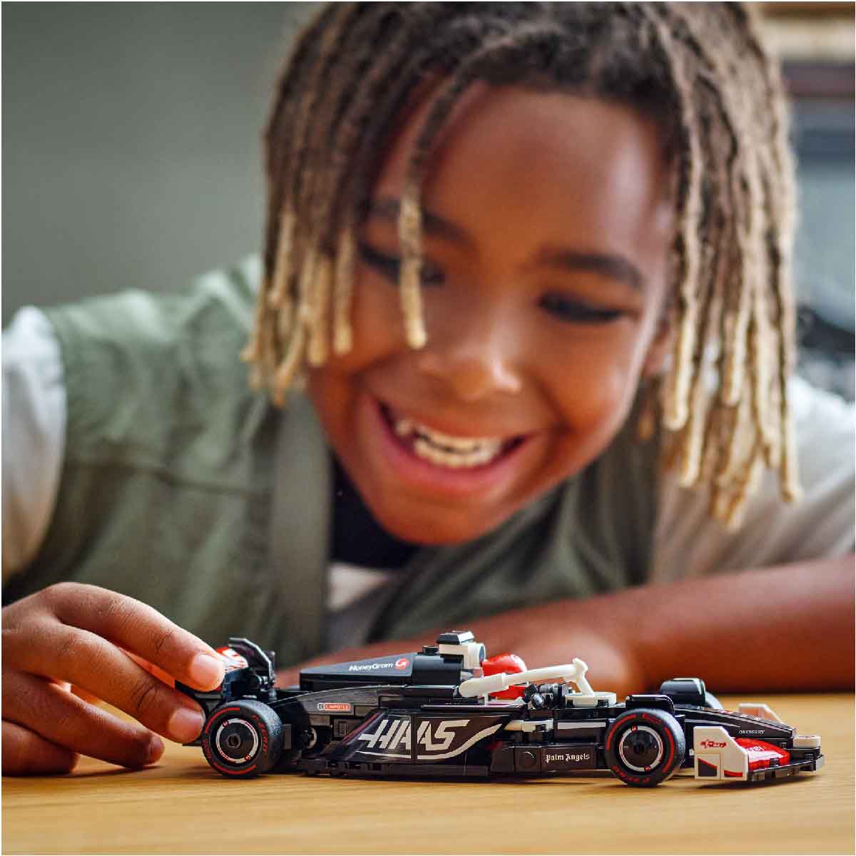 do-choi-lap-rap-xe-dua-moneygram-haas-f1®-team-vf-24-lego-speed-champions-77250-09