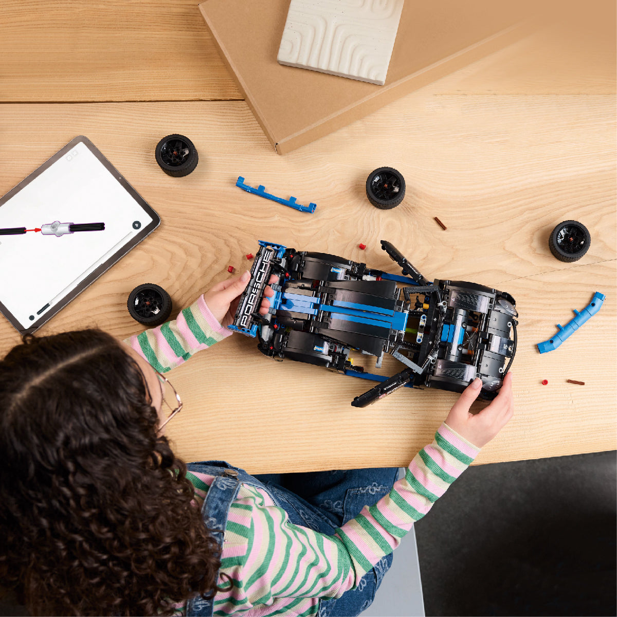 do-choi-lap-rap-xe-dua-the-thao-porsche-gt4-e-performance-lego-technic-42176-09