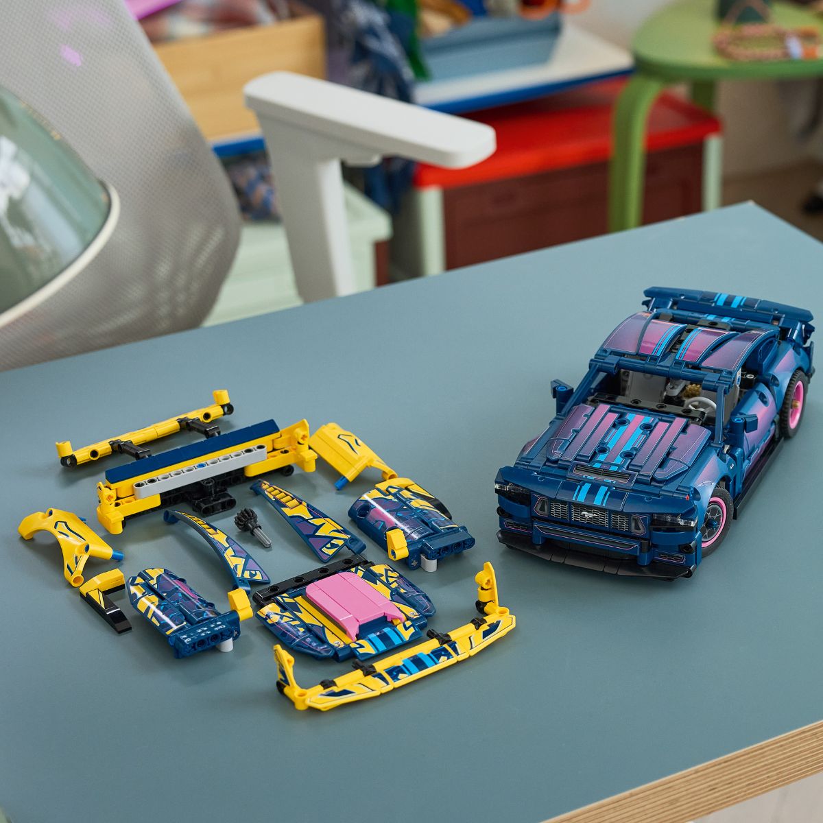 do-choi-lap-rap-xe-ford-mustang-gt-voi-gara-ca-nhan-hoa-lego-technic-42236-09