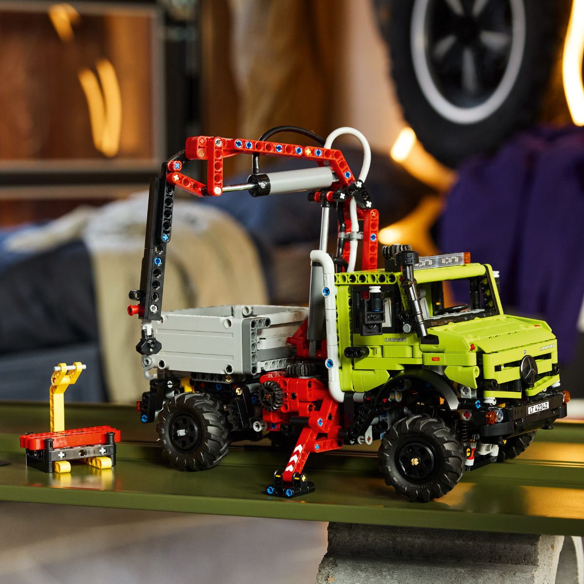 do-choi-lap-rap-xe-mercedes-benz-unimog-u-5023-kem-cau-lego-technic-42242-08