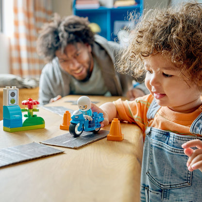 do-choi-lap-rap-xe-mo-to-canh-sat-xanh-duong-lego-duplo-10471-011