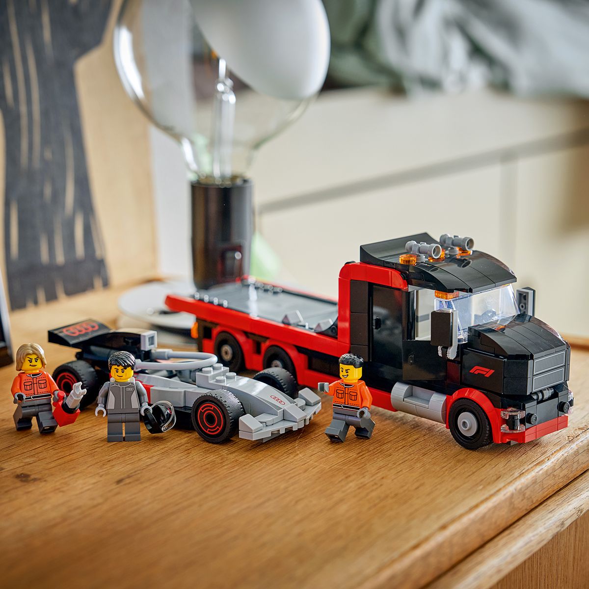 do-choi-lap-rap-xe-tai-trưng-bay-f1-kem-xe-dua-audi-f1-lego-city-60493-013