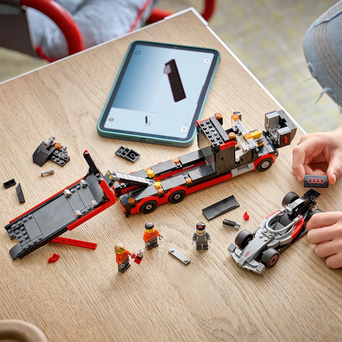 do-choi-lap-rap-xe-tai-trưng-bay-f1-kem-xe-dua-audi-f1-lego-city-60493-09