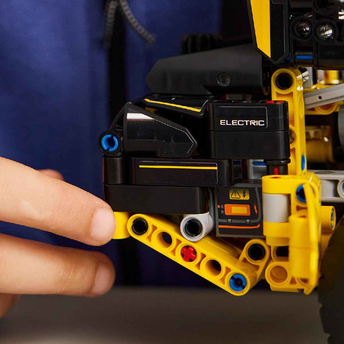 do-choi-lap-rap-xe-xuc-lop-dien-volvo-l120-lego-technic-44209-08