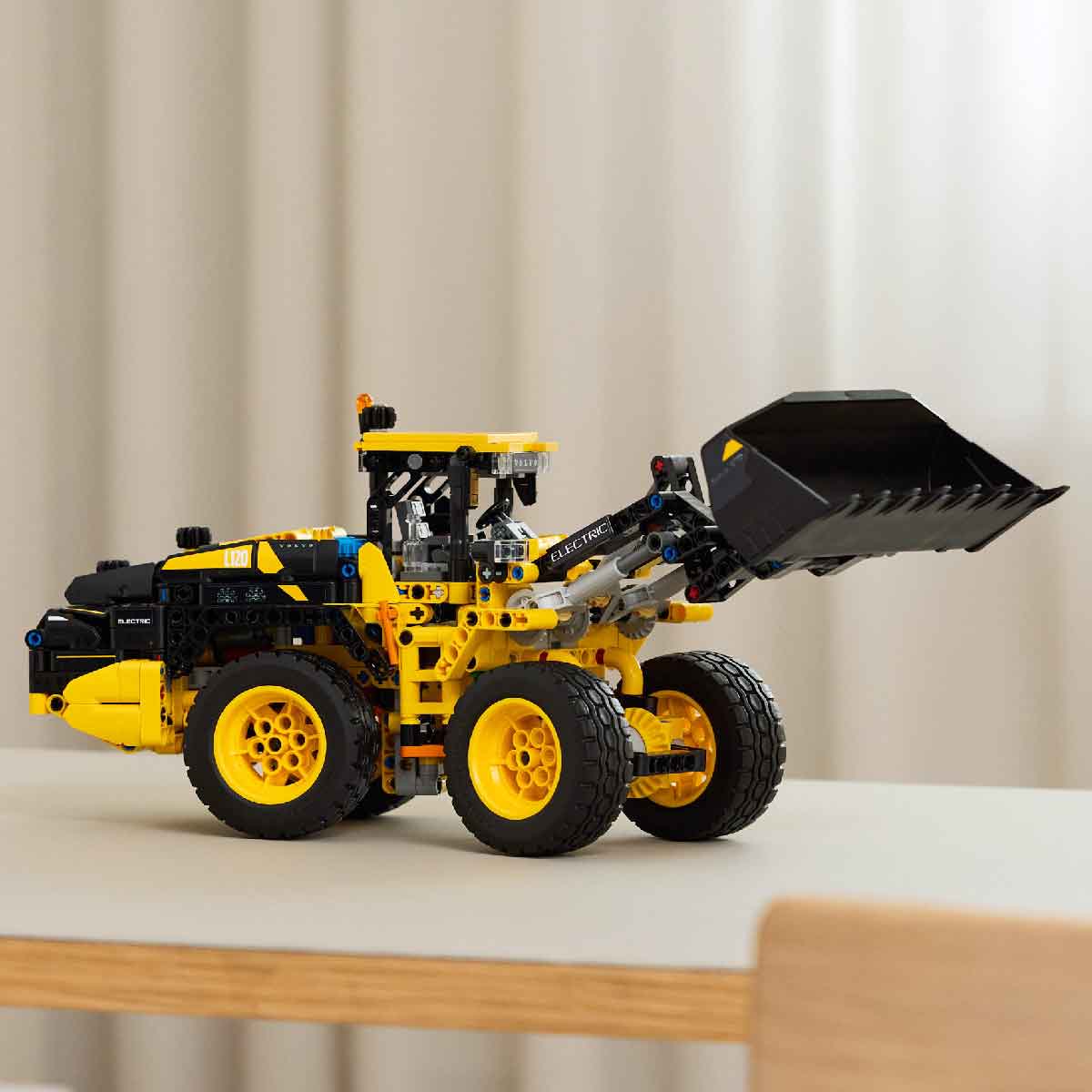 Đồ Chơi Lắp Ráp Xe Xúc Lốp Điện Volvo L120 LEGO TECHNIC 42209