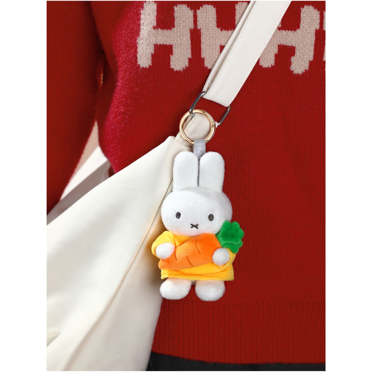 Đồ Chơi Móc Khóa Thú Bông Miffy Cùng Cà Rốt MIFFY MIF37548