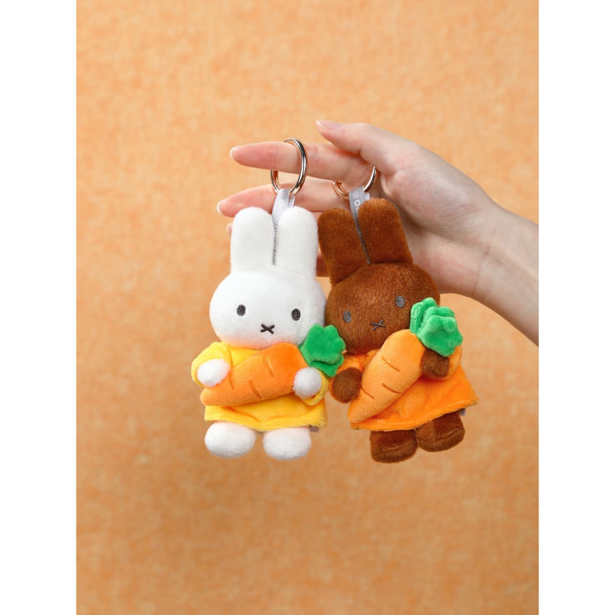 Đồ Chơi Móc Khóa Thú Bông Miffy Cùng Cà Rốt MIFFY MIF37548