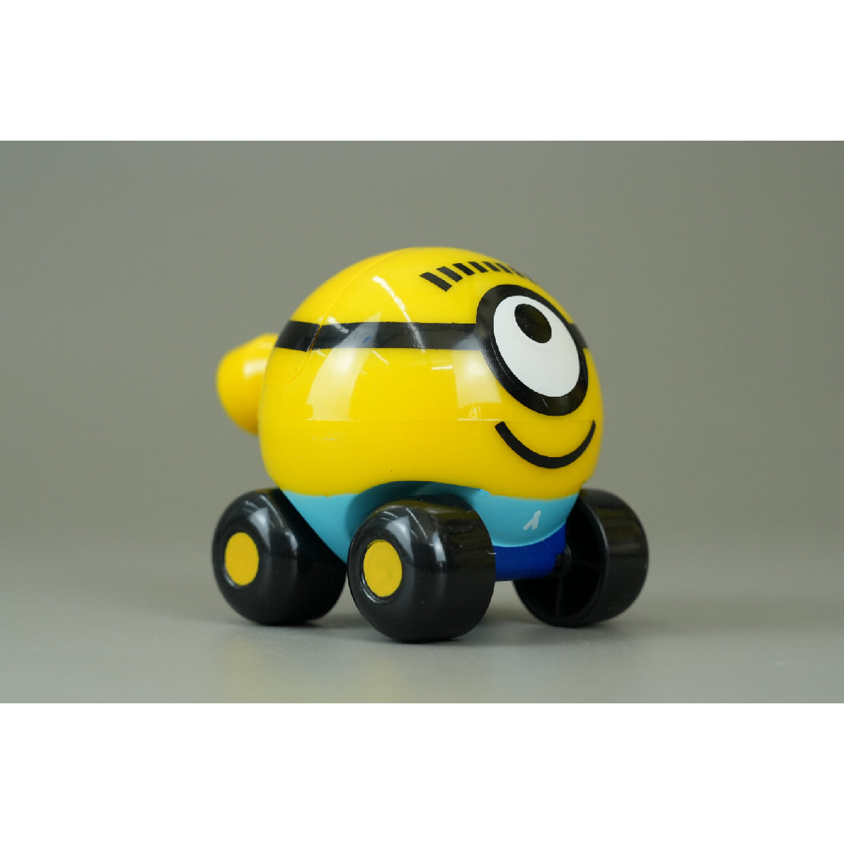 do-choi-xe-minions-nam-cham-noi-duoi-xe-lua-minions-cd26-010