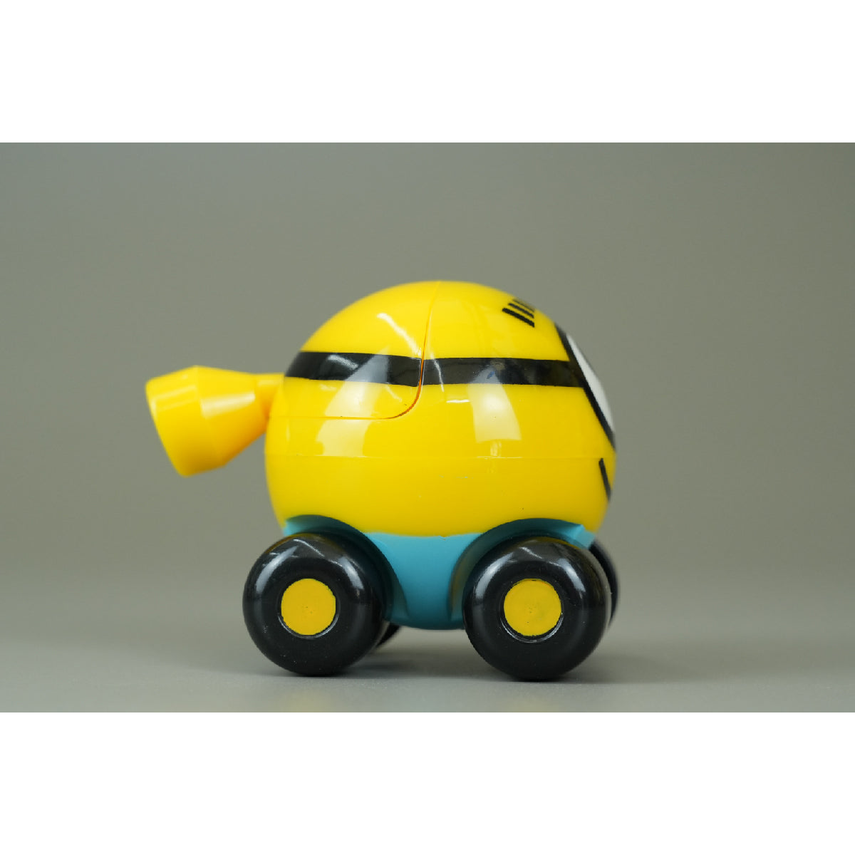 do-choi-xe-minions-nam-cham-noi-duoi-xe-lua-minions-cd26-011
