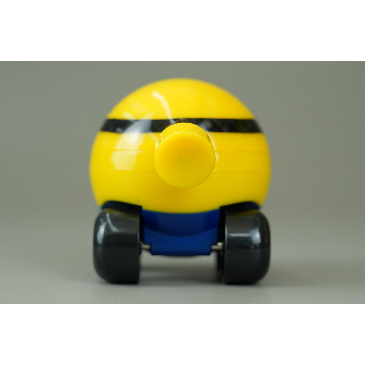 do-choi-xe-minions-nam-cham-noi-duoi-xe-lua-minions-cd26-03