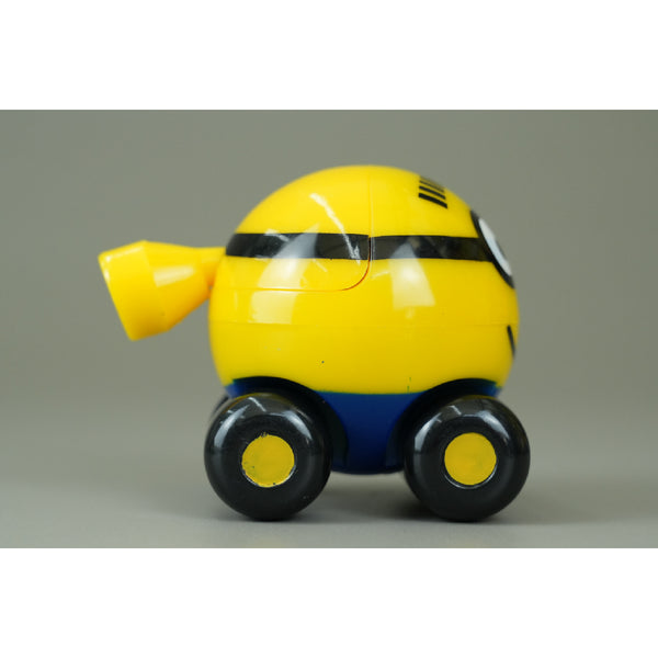 do-choi-xe-minions-nam-cham-noi-duoi-xe-lua-minions-cd26-06