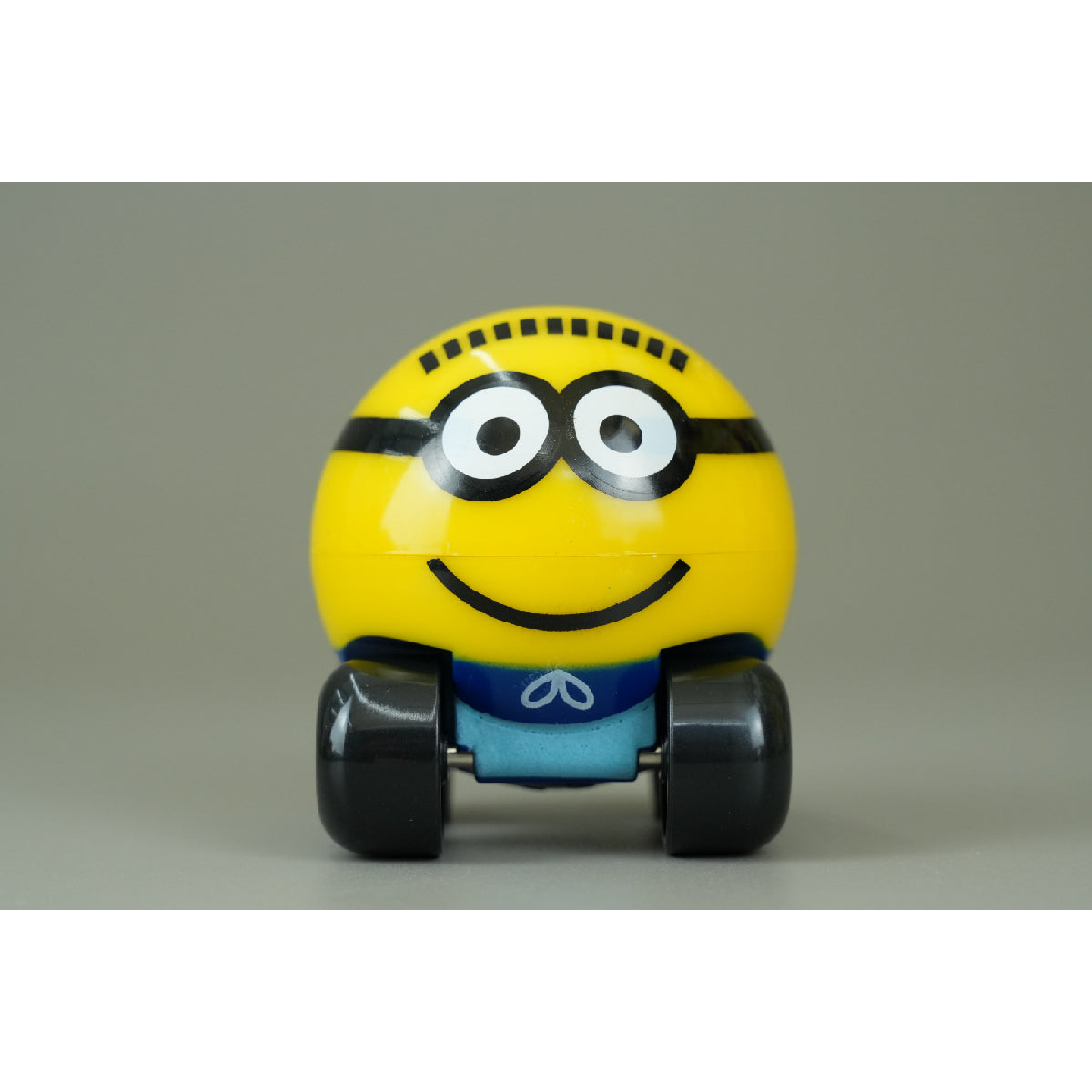 do-choi-xe-minions-nam-cham-noi-duoi-xe-lua-minions-cd26-07