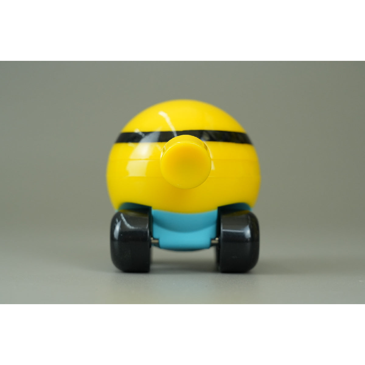 do-choi-xe-minions-nam-cham-noi-duoi-xe-lua-minions-cd26-08