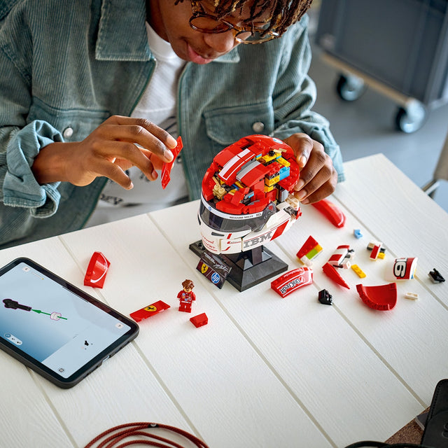 mu-bao-hiem-charles-leclerc-doi-scuderia-ferrari-hp-lego-editions-vehicles-43014-010