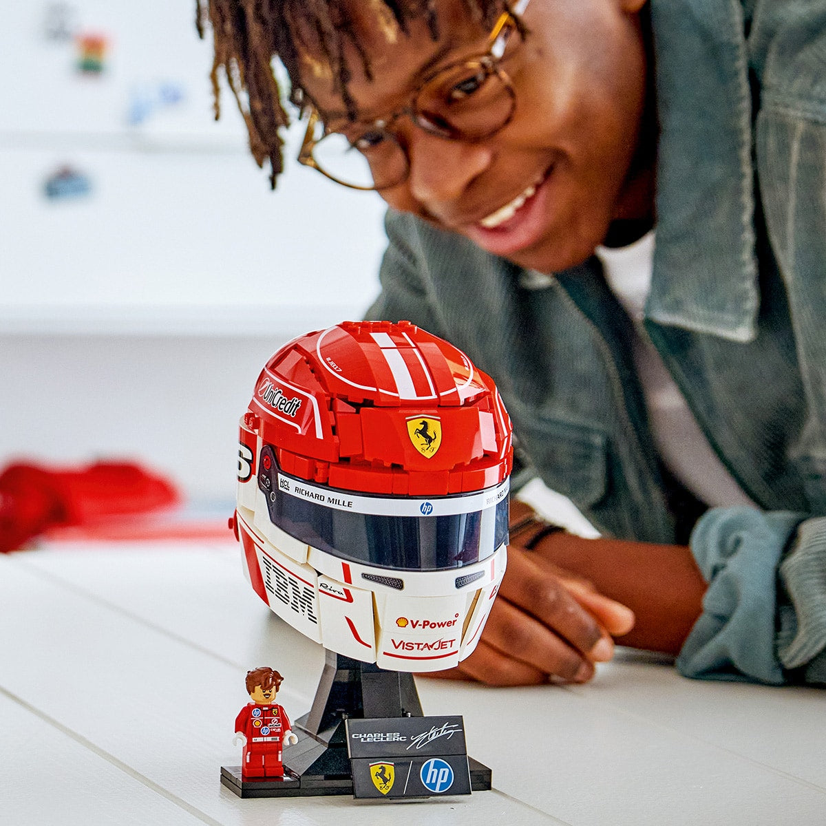 mu-bao-hiem-charles-leclerc-doi-scuderia-ferrari-hp-lego-editions-vehicles-43014-011