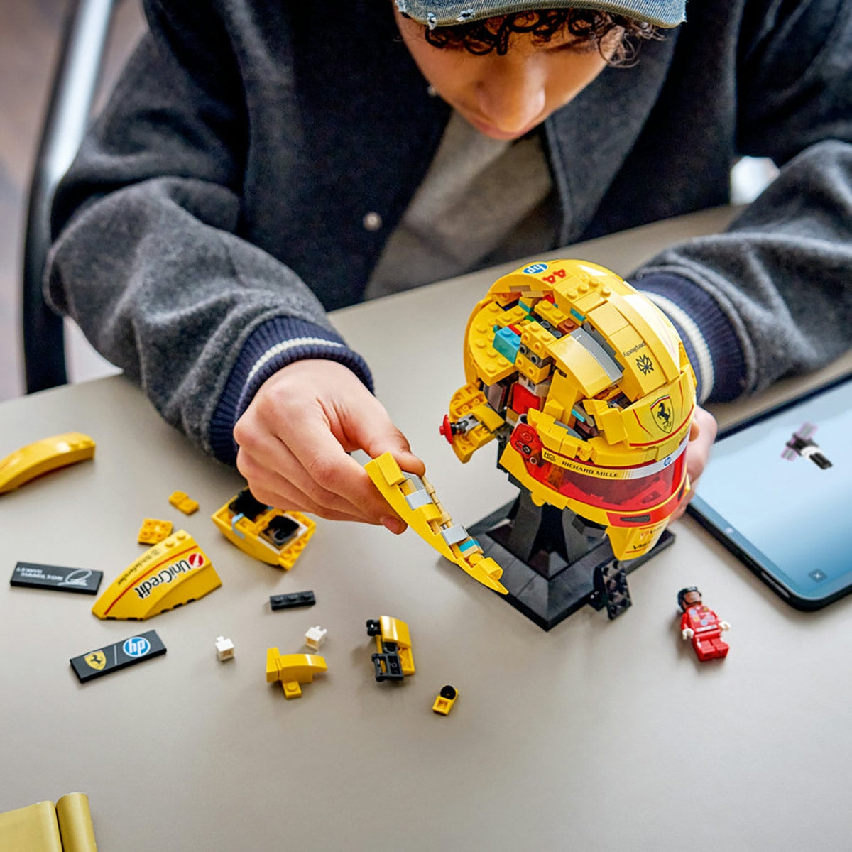 mu-bao-hiem-lewis-hamilton-doi-scuderia-ferrari-hp-lego-editions-vehicles-43022-08