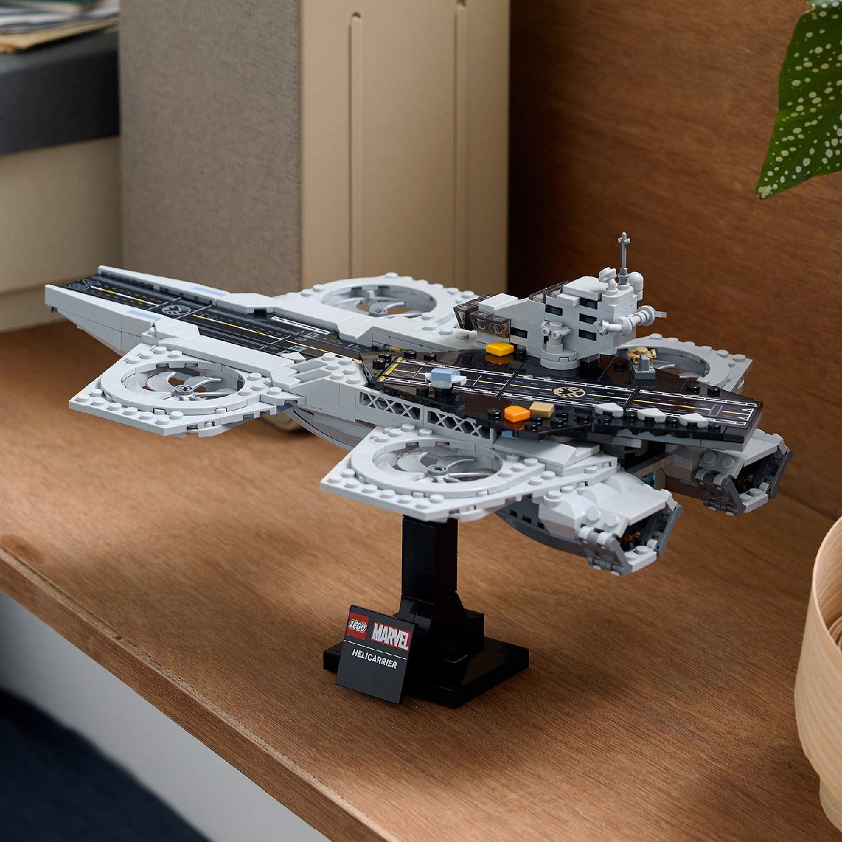 do-choi-lap-rap-tau-san-bay-tren-khong-cua-shield-lego-adults-76295-06