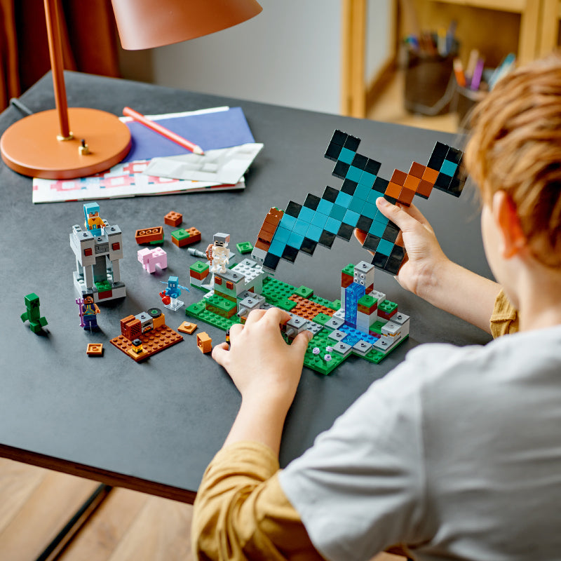 Đồ Chơi Lắp Ráp Tiền Đồn Cất Giữ Kiếm Kim Cương LEGO MINECRAFT 21244