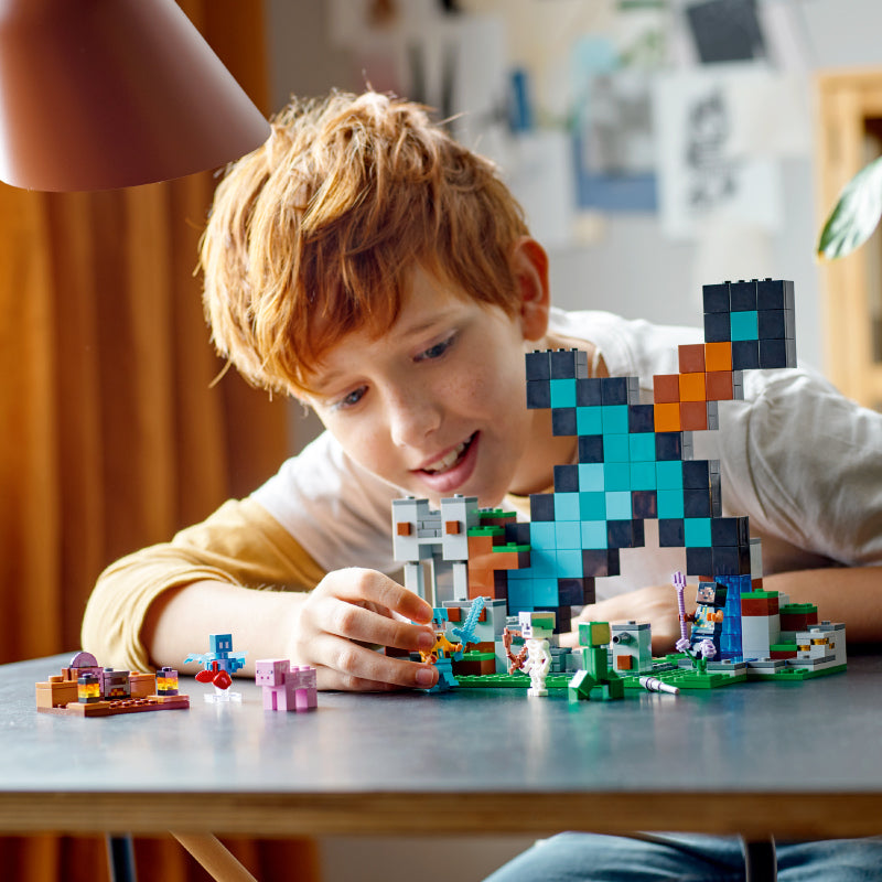 Đồ Chơi Lắp Ráp Tiền Đồn Cất Giữ Kiếm Kim Cương LEGO MINECRAFT 21244