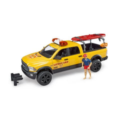Xe cứu hộ bãi biển RAM 2500 với nhân viên và ván chèo đứng BRUDER BRU02506