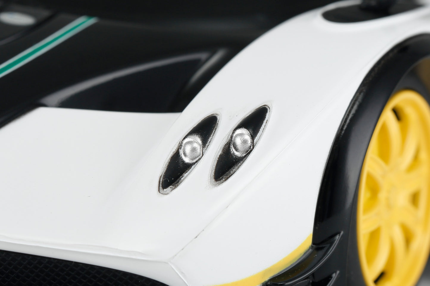 Xe R/C 1:24 Pagani Zonda R màu Trắng RASTAR R38010