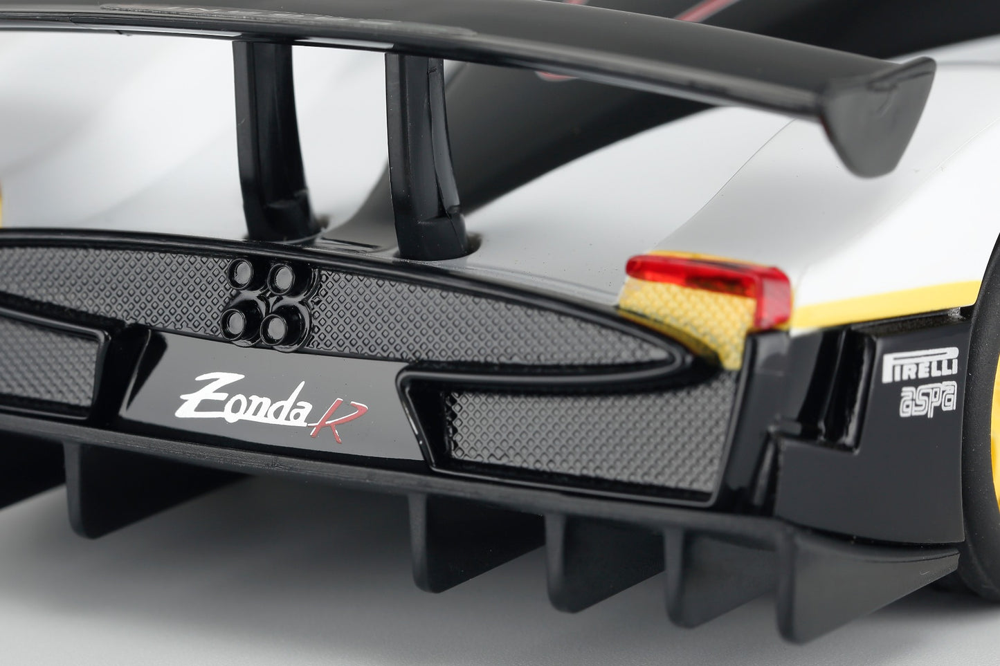 Xe R/C 1:24 Pagani Zonda R màu Trắng RASTAR R38010